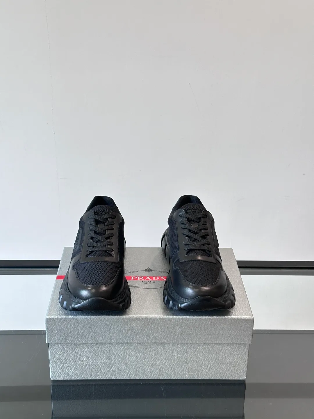 p440 "PRAD＊" men's new soft leather casual sneakers. This sneaker is made of Napa cowhide. The leather is soft and delicate, with a natural texture, which improves breathability. The rubber triangle logo on the outside embellishes the shoe body. The tongue and heel are decorated with brand letter logo details. Ultra-lightweight 6cm concave and convex rubber thick sole with PRADA letter logo on the side and cowhide lining. It feels comfortable on the foot and is exquisite and versatile! Size: 38-44 (45.46 customized)